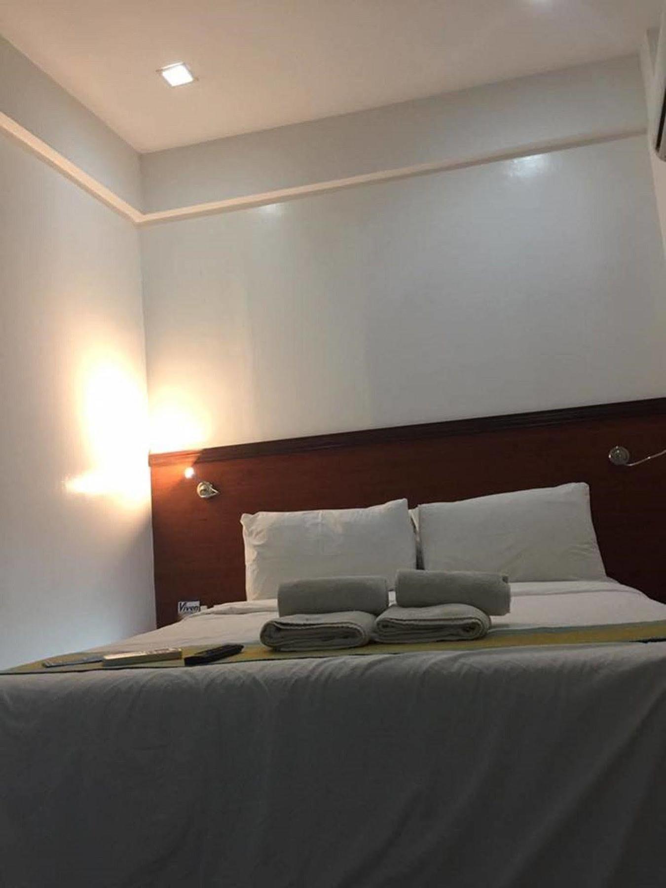 Viven Hotel Laoag Exterior foto